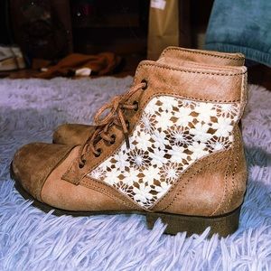 Brash brand brown heeled boots with white lace flowers